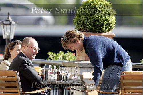 Amsterdam 15 mei 2004
Prins Pieter Christiaan met zijn vriendin in gesprek met general manager van Amstel Hotel