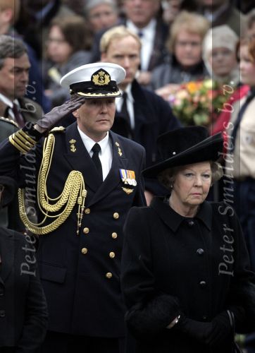 Amsterdam 4 mei 2004
Dodenherdenking op de dam met Koningin Beatrix Maxima en Prins Willem Alexander.