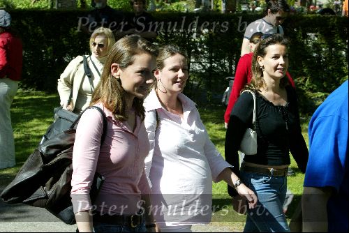 Amsterdam 20 mei 2004
Opnames Ocean\'s 12 op begraafplaats Westgaarde in  Amsterdam met Brad Pitt en Catharina Zeta Jones.
Prinses Annette  Anita en Aimee