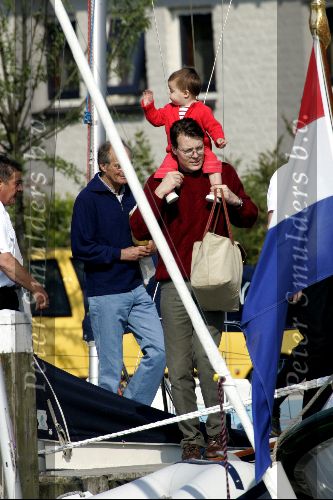 Muiden 9 mei 2004
Koningin Beatrix Prins Constantijn Prinses Laurentien varen met Groene Draeck.