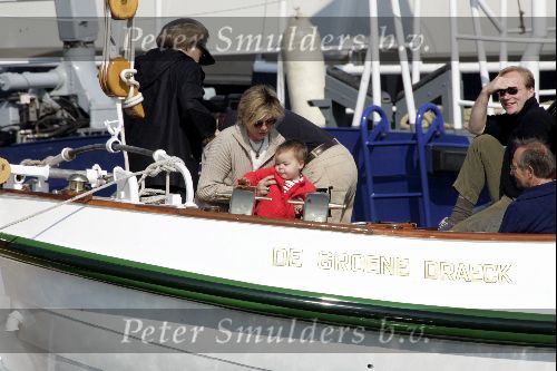 Muiden 9 mei 2004
Koningin Beatrix Prins Constantijn Prinses Laurentien varen met Groene Draeck.
Prinses Eloise.