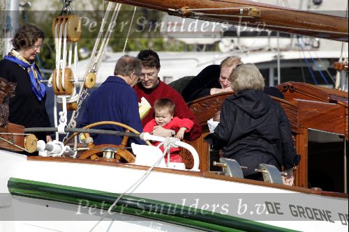 Muiden 9 mei 2004
Koningin Beatrix Prins Constantijn Prinses Laurentien varen met Groene Draeck.
Prinses Eloise en prins Claus  Cazimier