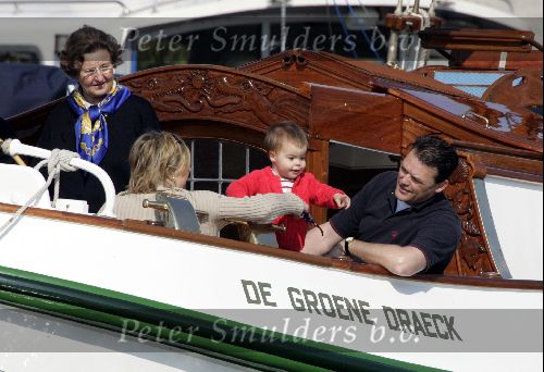 Muiden 9 mei 2004
Koningin Beatrix Prins Constantijn Prinses Laurentien varen met Groene Draeck.
Prinses Eloise en prins Claus  Cazimier