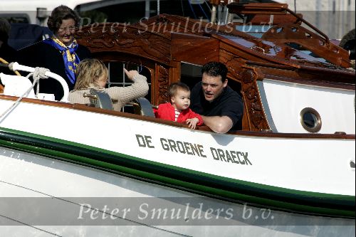 Muiden 9 mei 2004
Koningin Beatrix Prins Constantijn Prinses Laurentien varen met Groene Draeck.
Prinses Eloise en prins Claus  Cazimier