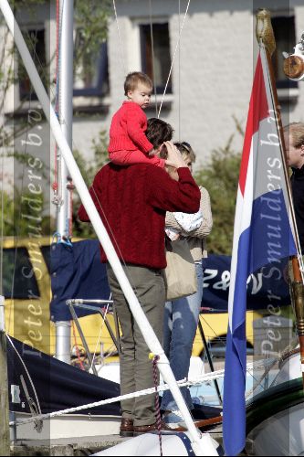 Muiden 9 mei 2004
Koningin Beatrix Prins Constantijn Prinses Laurentien varen met Groene Draeck.
Prinses Eloise en prins Claus  Cazimier