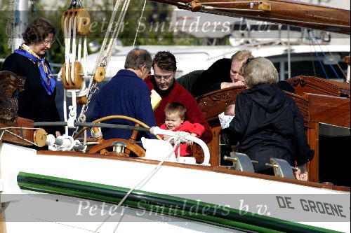 Muiden 9 mei 2004
Koningin Beatrix Prins Constantijn Prinses Laurentien varen met Groene Draeck.
Prinses Eloise en prins Claus  Cazimier