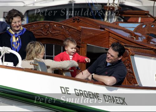 Muiden 9 mei 2004
Koningin Beatrix Prins Constantijn Prinses Laurentien varen met Groene Draeck.
Prinses Eloise en prins Claus  Cazimier
