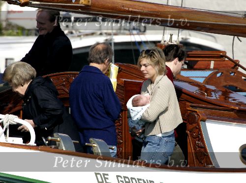 Muiden 9 mei 2004
Koningin Beatrix Prins Constantijn Prinses Laurentien varen met Groene Draeck.
Prinses Eloise en prins Claus  Cazimier