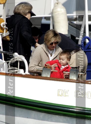 Muiden 9 mei 2004
Koningin Beatrix Prins Constantijn Prinses Laurentien varen met Groene Draeck.
Prinses Eloise.