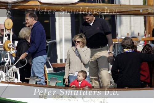 Muiden 9 mei 2004
Koningin Beatrix Prins Constantijn Prinses Laurentien varen met Groene Draeck.
Prinses Eloise.