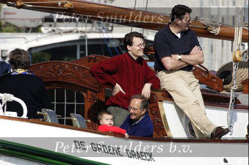 Muiden 9 mei 2004
Koningin Beatrix Prins Constantijn Prinses Laurentien varen met Groene Draeck.
Prinses Eloise en prins Carlos.
