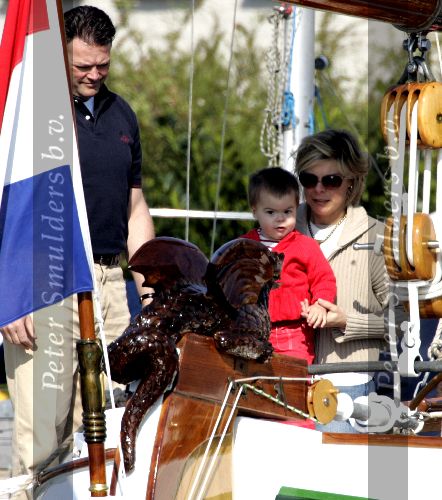 Muiden 9 mei 2004
Koningin Beatrix Prins Constantijn Prinses Laurentien varen met Groene Draeck.
Prinses Eloise en prins Carlos.