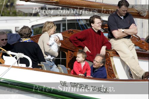 Muiden 9 mei 2004
Koningin Beatrix Prins Constantijn Prinses Laurentien varen met Groene Draeck.
Prinses Eloise en prins Claus  Cazimier