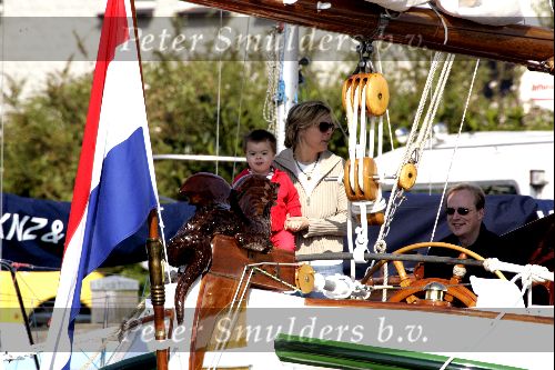 Muiden 9 mei 2004
Koningin Beatrix Prins Constantijn Prinses Laurentien varen met Groene Draeck.
Prinses Eloise en prins Carlos.