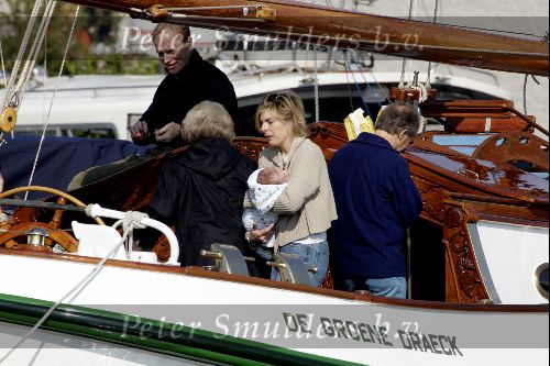 Muiden 9 mei 2004
Koningin Beatrix Prins Constantijn Prinses Laurentien varen met Groene Draeck.
Prinses Eloise en prins Claus  Cazimier