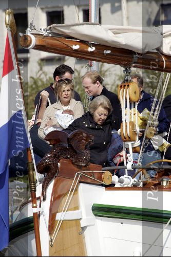 Muiden 9 mei 2004
Koningin Beatrix Prins Constantijn Prinses Laurentien varen met Groene Draeck.
Prinses Eloise en prins Claus  Cazimier