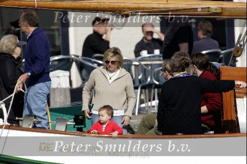 Muiden 9 mei 2004
Koningin Beatrix Prins Constantijn Prinses Laurentien varen met Groene Draeck.
Prinses Eloise.