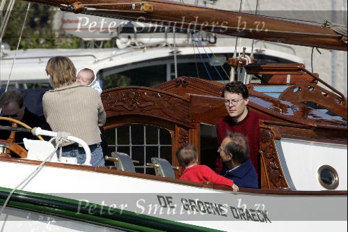 Muiden 9 mei 2004
Koningin Beatrix Prins Constantijn Prinses Laurentien varen met Groene Draeck.
Prinses Eloise en prins Claus  Cazimier
