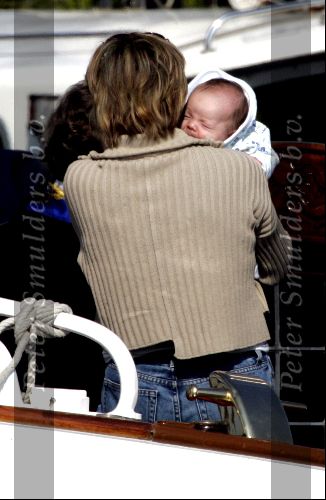 Muiden 9 mei 2004
Koningin Beatrix Prins Constantijn Prinses Laurentien varen met Groene Draeck.
Prinses Eloise en prins Claus  Cazimier