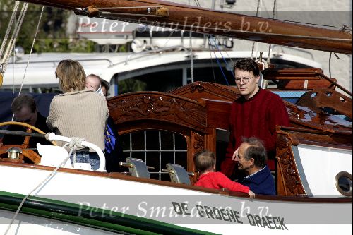 Muiden 9 mei 2004
Koningin Beatrix Prins Constantijn Prinses Laurentien varen met Groene Draeck.
Prinses Eloise en prins Claus