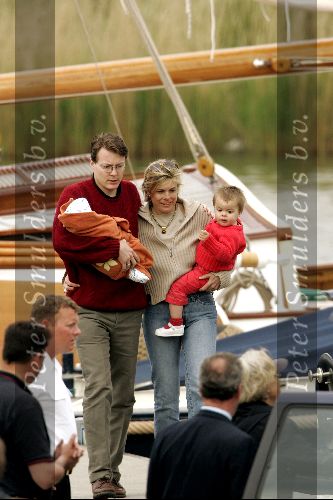 Muiden 9 mei 2004
Koningin Beatrix varen met Prins Constantijn Prinses Laurentien en Prinses Elouise en Prins Claus