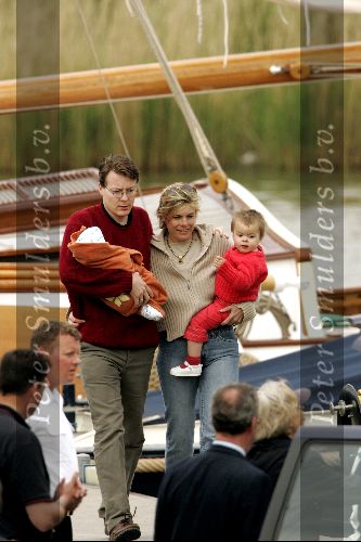 Muiden 9 mei 2004
Koningin Beatrix varen met Prins Constantijn Prinses Laurentien en Prinses Elouise en Prins Claus