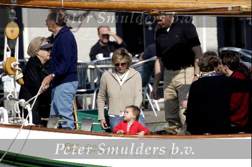 Muiden 9 mei 2004
Koningin Beatrix Prins Constantijn Prinses Laurentien varen met Groene Draeck.
Prinses Eloise.