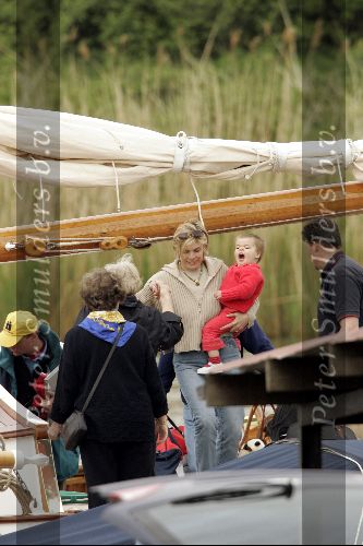 Muiden 9 mei 2004
Prins Constantijn met Prinses Laurentien en Prins Claus en prinses Eloise