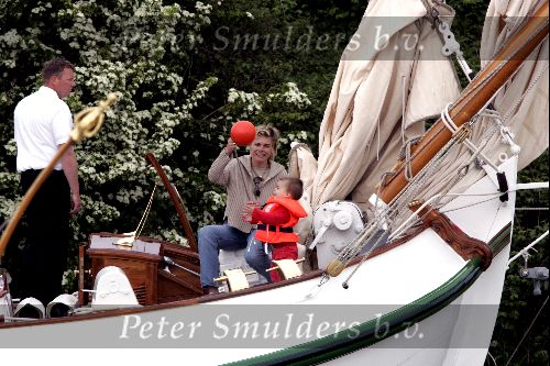 Muiden 9 mei 2004
Prins Constantijn met Prinses Laurentien en Prins Claus en prinses Eloise
