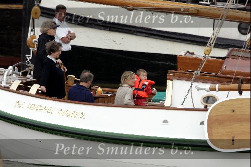 Muiden 9 mei 2004
Prins Constantijn met Prinses Laurentien en Prins Claus en prinses Eloise . Koningin Beatrix