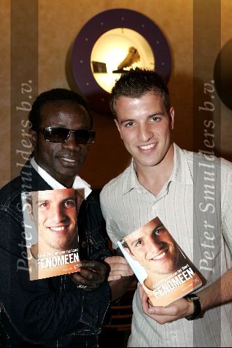 Amsterdam 17 mei 2004
Presentatie boek Rafael v d Vaart R
afael v d Vaart en Regilio Tuur.