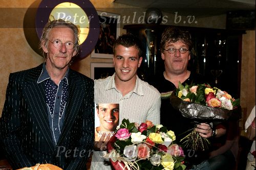 Amsterdam 17 mei 2004
Presentatie boek Rafael v d Vaart 
rafael v d Vaart en Mark v d Heuvel en Freek de Jonge