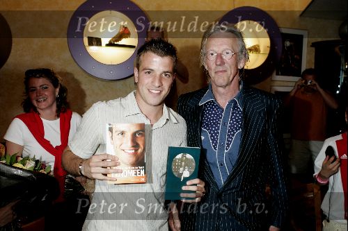Amsterdam 17 mei 2004
Presentatie boek Rafael v d Vaart 
rafael v d Vaart en   Freek de Jonge