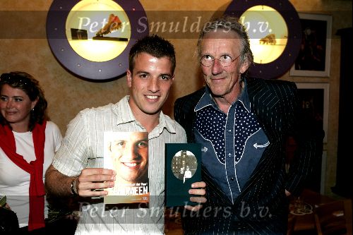 Amsterdam 17 mei 2004
Presentatie boek Rafael v d Vaart 
rafael v d Vaart en   Freek de Jonge