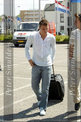 Noordwijk 26 mei 2004
Nederlands elftal spelers verzamelen bij Huis ter Duin.
Rafael v d Vaart met Matthijs Albers