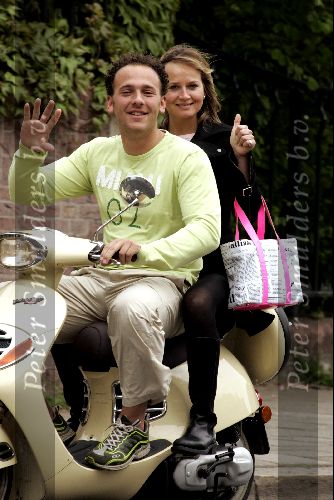 Amsterdam 1 mei 2004
Ralph de Vries met zijn vriendin Carlijn op scooter