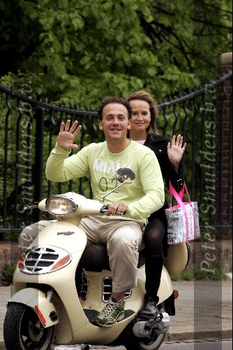 Amsterdam 1 mei 2004
Ralph de Vries met zijn vriendin Carlijn op scooter