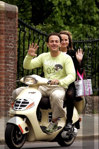 Amsterdam 1 mei 2004
Ralph de Vries met zijn vriendin Carlijn op scooter