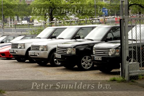 Amsterdam 2 mei 2004
Matt Damon met George Clooney bij Amstel Hotel.
de 4 Range Rovers van de acteurs