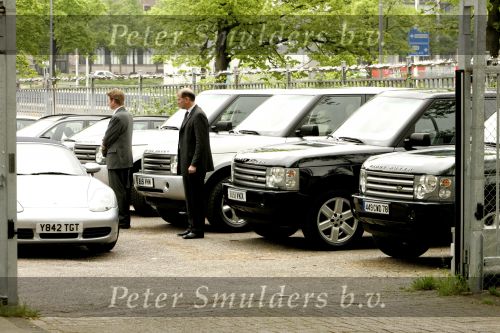 Amsterdam 2 mei 2004
Matt Damon met George Clooney bij Amstel hotel.
de 4 range rovers voor de acteurs