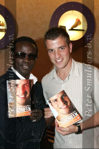 Amsterdam 17 mei 2004
Presentatie boek Rafael v d Vaart 
rafael v d Vaart en Regilio Tuur