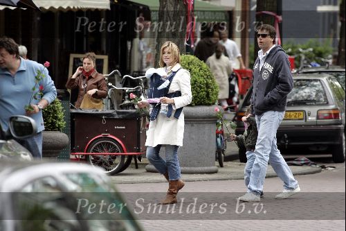 Amsterdam 8 mei 2004
Reinout Oerlemans met Danielle Overgaag en Tijmen en Fiene wandelen op cornelis schuytstraat