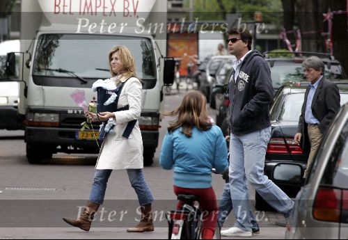 Amsterdam 8 mei 2004
Reinout Oerlemans met Danielle Overgaag en Tijmen en Fiene wandelen op cornelis schuytstraat