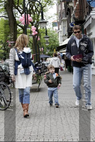 Amsterdam 8 mei 2004
Reinout Oerlemans met Danielle Overgaag en Tijmen en Fiene wandelen op cornelis schuytstraat