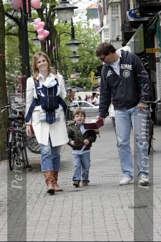 Amsterdam 8 mei 2004
Reinout Oerlemans met Danielle Overgaag en Tijmen en Fiene wandelen op cornelis schuytstraat