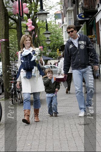 Amsterdam 8 mei 2004
Reinout Oerlemans met Danielle Overgaag en Tijmen en Fiene wandelen op cornelis schuytstraat