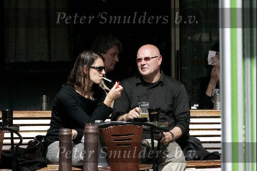 Amsterdam 26 mei 2004
Man Rene Soutendijk met vrouw op terras in Amsterdam