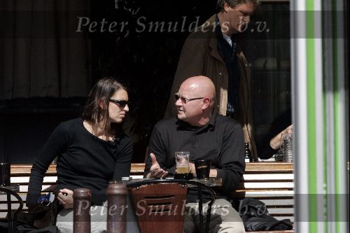 Amsterdam 26 mei 2004
Man Rene Soutendijk met  vrouw op terras in Amsterdam