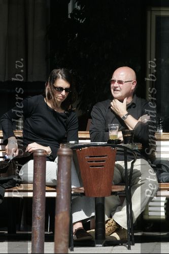 Amsterdam 26 mei 2004
Man Rene Soutendijk met  vrouw op terras in Amsterdam