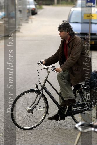 Amsterdam 14 mei 2004
Rob Oudkerk verlaat op fiets het Amstel Hotel.
